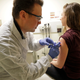 Imagen para el artículo titulado Las imágenes del primer ensayo humano en el mundo de una posible vacuna contra el coronavirus